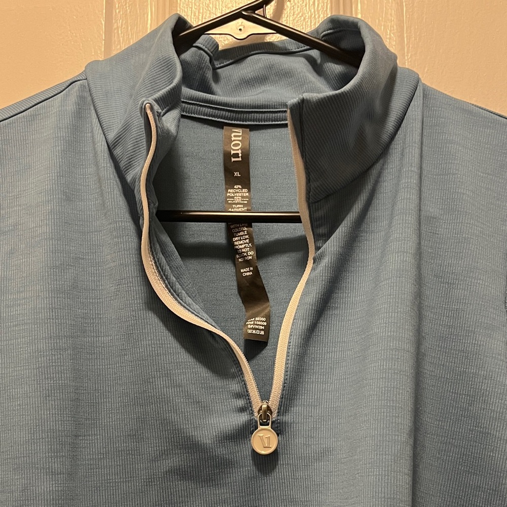 Vuori Blue Women's crop half zip size XL